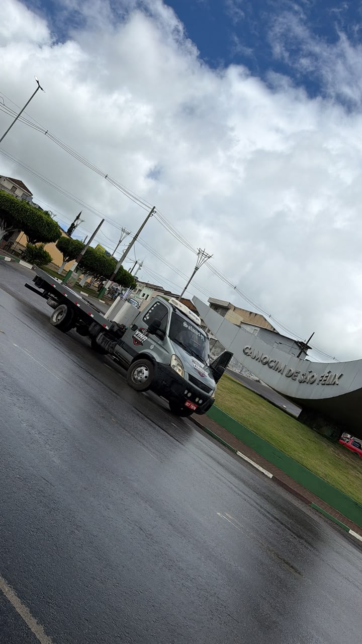 Guincho da Vina Reboques em estrada em dia chuvoso